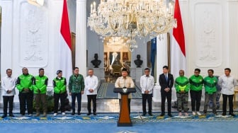 Presiden Prabowo Subianto (tengah) didampingi Mensesneg Prasetyo Hadi (kiri), Menhub Dudy Purwagandhi (keenam kiri), Menaker Yussierli (keenam kanan), Seskab Teddy Indra Wijaya (kanan), CEO Gojek Patrick Walujo (kelima kiri) dan CEO Grab Anthony Tan (kelima kanan) serta perwakilan pengemudi ojek daring menyampaikan keterangan terkait pemberian tunjangan hari raya (THR) di Istana Merdeka, Jakarta, Senin (10/3/2025). [ANTARA FOTO/Aditya Pradana Putra/sgd/YU]