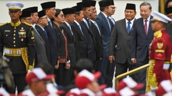 Presiden Prabowo Subianto (kedua kanan) memperkenalkan jajaran menteri Kabinet Merah-Putih kepada Sekretaris Jenderal (Sekjen) Partai Komunis Vietnam (PKV) To Lam (kanan) saat kunjungan kenegaraan di Istana Kepresidenan Jakarta, Jakarta, Senin (10/3/2025). [ANTARA FOTO/Aditya Pradana Putra/sgd/tom]