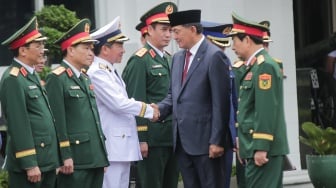 Menteri Pertahanan RI Sjafrie Sjamsoeddin (kiri) bersama Menteri Pertahanan Vietnam Phan Van Giang (kanan) berjalan untuk memeriksa pasukan di Gedung Kementerian Pertahanan, Jakarta, Senin (10/3/2025). [Suara.com/Alfian Winanto]