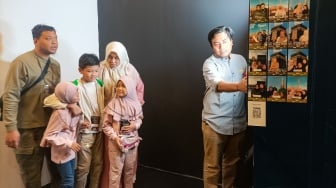 Pengunjung saat mencoba simulasi manasik haji di arena Manasik Xperience, Kuningan City, Jakarta, Senin (10/3/2025). [Suara.com/Alfian Winanto]