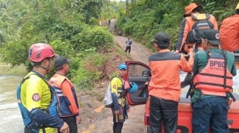 Tim SAR Gabungan Lakukan Pencarian Balita yang Terbawa Arus Sungai di Tasikmalaya