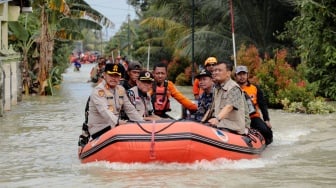 Tangis Warga Pecah! Gubernur Jateng Langsung Datangi Pengungsi Banjir Grobogan