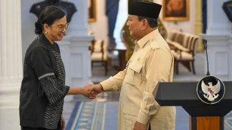 Presiden Prabowo Subianto berjabat tangan dengan Menteri Keuangan Sri Mulyani (kiri) usai konferensi pers terkait kebijakan pemerintah untuk rakyat menjelang Hari Raya Idul Fitri di Istana Kepresidenan Jakarta, Jakarta, Selasa (11/3/2025). [ANTARA FOTO/Aditya Pradana Putra/rwa]