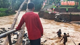 Jembatan Cinta Sukabumi Hancur Diterjang Banjir Bandang, Akses Utama Warga Kedusunan Cikadaka Terputus