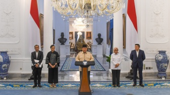 Presiden Prabowo Subianto (tengah) didampingi Menteri Keuangan Sri Mulyani (kedua kiri), Menteri Pendayagunaan Aparatur Negara dan Reformasi Birokrasi Rini Widyantini (kedua kanan), Sekretaris Kabinet Teddy Indra Wijaya (kanan), dan Menteri Sekretaris Negara (Mensesneg) Prasetyo Hadi (kiri) menyampaikan keterangan dalam konferensi pers terkait kebijakan pemerintah untuk rakyat menjelang Hari Raya Idul Fitri di Istana Kepresidenan Jakarta, Jakarta, Selasa (11/3/2025). [ANTARA FOTO/Aditya Pradana Putra/rwa]