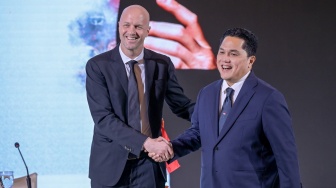 Ketua Umum PSSI Erick Thohir (kanan) berjabat tangan dengan Penasihat Teknis Timnas Indonesia Jordi Cruyff (kiri) saat acara perkenalan penasihat teknis Timnas Indonesia di Jakarta, Selasa (11/3/2025). [ANTARA FOTO/Fauzan/nym]