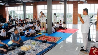 Pemimpin Redaksi Suara.com Suwarjono memberikan sambutan saat acara buka bersama sekaligus perayaan HUT Suara.com yang ke-11 tahun di EST Community Space, Jakarta, Selasa (11/3/2025).  [Suara.com/Alfian Winanto]