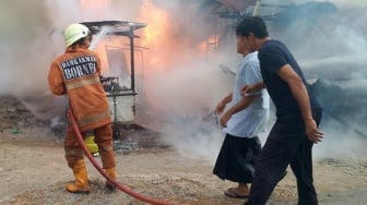 Pengepul Bensin Diduga Lalai, 2 Kios dan Gerobak di Pontianak Ludes Terbakar!