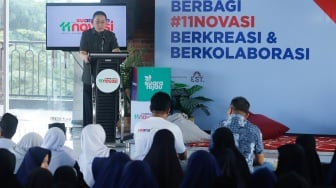 Komisaris Utama Arkadia Digital Media, Stephen Sulistyo memberikan sambutan saat acara buka bersama sekaligus perayaan HUT Suara.com yang ke-11 tahun  di EST Community Space, Jakarta, Selasa (11/3/2025).  [Suara.com/Alfian Winanto]