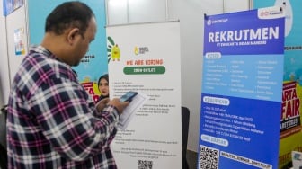 Warga mencari lowongan pekerjaan di acara Jakarta Job Fair di Mal Thamrin City, Jakarta, Rabu (12/3/2025). [Suara.com/Alfian Winanto]