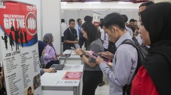 Warga mencari lowongan pekerjaan di acara Jakarta Job Fair di Mal Thamrin City, Jakarta, Rabu (12/3/2025). [Suara.com/Alfian Winanto]