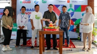 Pemimpin Redaksi Suara.com, Suwarjono (ketiga kiri), Komisaris Utama Arkadia Digital Media Stephen Sulistyo (ketiga kanan) dan Komisaris Iwa Karunia (kedua kanan) memotong tumpeng  saat acara buka bersama sekaligus perayaan HUT Suara.com yang ke-11 tahun  di EST Community Space, Jakarta, Selasa (11/3/2025).  [Suara.com/Alfian Winanto]