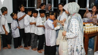 Para Santri dari Yayasan Panti Asuhan Indonesia menerima santunan usai acara buka bersama sekaligus perayaan HUT Suara.com yang ke-11 tahun  di EST Community Space, Jakarta, Selasa (11/3/2025).  [Suara.com/Alfian Winanto]