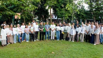 Pemimpin Redaksi Suara.com Suwarjono,  Komisaris Utama Arkadia Digital Media Stephen Sulistyo dan Komisaris Iwa Karunia serta seluruh redaksi Suara.com foto bersama usai penanaman pohon saat perayaan HUT Suara.com yang ke-11 tahun di Taman Intirub Jakarta, Selasa (11/3/2025).  [Suara.com/Alfian Winanto]