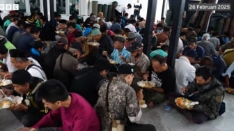 Bukan Cuma Muslim, Semua Boleh Ikut! Masjid di Bandung Ini Buktikan Indahnya Toleransi Lewat Makanan Gratis