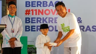 Pemimpin Redaksi Suara.com, Suwarjono memberikan santunan kepada yayasan Panti Asuhan Indonesia saat acara buka bersama sekaligus perayaan HUT Suara.com yang ke-11 tahun  di EST Community Space, Jakarta, Selasa (11/3/2025).  [Suara.com/Alfian Winanto]