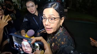 Dua Jam Usai Bertemu Prabowo di Istana, Sri Mulyani Hanya Lempar Senyum Tanggapi Rumor Mundur dari Kabinet