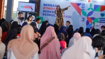 Penyanyi Ucie Sucita bernyanyi saat acara buka bersama sekaligus perayaan HUT Suara.com yang ke-11 tahun  di EST Community Space, Jakarta, Selasa (11/3/2025).  [Suara.com/Alfian Winanto]