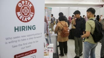 Warga mencari lowongan pekerjaan di acara Jakarta Job Fair di Mal Thamrin City, Jakarta, Rabu (12/3/2025). [Suara.com/Alfian Winanto]