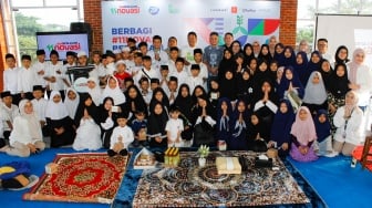 Pemimpin Redaksi Suara.com, Suwarjono, Komisaris Utama Arkadia Digital Media Stephen Sulistyo dan Komisaris Iwa Karunia Foto bersama para santri dari Yayasan Panti Asuhan Indonesia saat acara buka bersama sekaligus perayaan HUT Suara.com yang ke-11 tahun  di EST Community Space, Jakarta, Selasa (11/3/2025).  [Suara.com/Alfian Winanto]