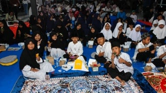 Para Santri dari Yayasan Panti Asuhan Indonesia buka puasa saat acara buka bersama sekaligus perayaan HUT Suara.com yang ke-11 tahun  di EST Community Space, Jakarta, Selasa (11/3/2025).  [Suara.com/Alfian Winanto]