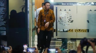 Mantan Komisaris Utama PT Pertamina, Basuki Tjahaja Purnama alias Ahok berjalan keluar gedung usai menjalani pemeriksaan di Kejaksaan Agung, Jakarta, Kamis (13/3/2025). [Suara.com/Alfian Winanto]