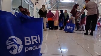 BRI Peduli Bagikan 1.500 Paket Sembako untuk Warga Jatingaleh