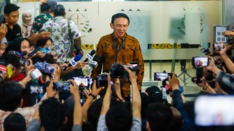 Mantan Komisaris Utama PT Pertamina, Basuki Tjahaja Purnama alias Ahok memberi pernyataan pada awak media usai menjalani pemeriksaan di Kejaksaan Agung, Jakarta, Kamis (13/3/2025). [Suara.com/Alfian Winanto]