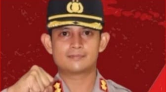 Tampang Eks Kapolres Ngada AKBP Fajar saat Kenakan Jersey Tahanan Akibat Pencabulan Anak di Bawah Umur