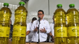 Menteri Perdagangan Budi Santoso memberikan keterangan kepada wartawan tentang ekspose hasil temuan pelanggaran takaran Minyakita di PT Artha Eka Global Asia, di Kabupaten Karawang, Jawa Barat, Kamis (13/5/2025). [ANTARA FOTO/Fakhri Hermansyah/tom]