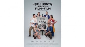 Ulasan Jatuh Cinta Seperti di Film-Film: Romcom Manis Bernuansa Monokrom