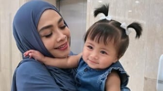 Digendong Tieta, Menilik Merek dan Harga Sepatu Baby Lily yang Gak Kaleng-kaleng