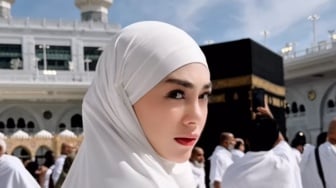 6 Potret Perjalanan Umrah Celine Evangelista yang Menyentuh Hati, Bercadar dan Menangis di depan Kabah