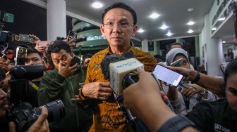 Mantan Komisaris Utama PT Pertamina, Basuki Tjahaja Purnama alias Ahok berjalan keluar gedung usai menjalani pemeriksaan di Kejaksaan Agung, Jakarta, Kamis (13/3/2025). [Suara.com/Alfian Winanto]