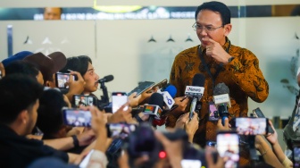 Mantan Komisaris Utama PT Pertamina, Basuki Tjahaja Purnama alias Ahok memberi pernyataan pada awak media usai menjalani pemeriksaan di Kejaksaan Agung, Jakarta, Kamis (13/3/2025). [Suara.com/Alfian Winanto]