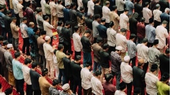 Bacaan Sholat Dzuhur Lengkap Bahasa Arab dan Latin dari Awal sampai Salam