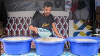 Pedagang melayani pembeli kolang-kaling di kawasan Tanah Abang, Jakarta, Kamis (13/3/2025). [Suara.com/Alfian Winanto]