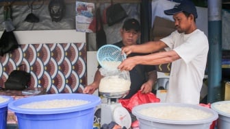 Pedagang melayani pembeli kolang-kaling di kawasan Tanah Abang, Jakarta, Kamis (13/3/2025). [Suara.com/Alfian Winanto]