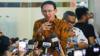 Mantan Komisaris Utama PT Pertamina, Basuki Tjahaja Purnama alias Ahok memberi pernyataan pada awak media usai menjalani pemeriksaan di Kejaksaan Agung, Jakarta, Kamis (13/3/2025). [Suara.com/Alfian Winanto]