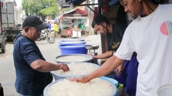 Pedagang melayani pembeli kolang-kaling di kawasan Tanah Abang, Jakarta, Kamis (13/3/2025). [Suara.com/Alfian Winanto]