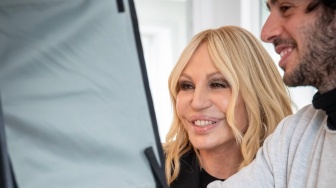 30 Tahun Berkarya, Donatella Versace Mundur dari Posisi Direktur Kreatif