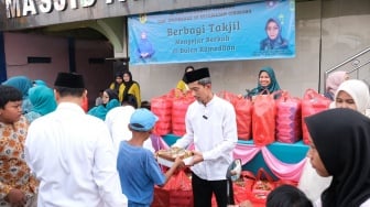 Wakil Ketua DPRD Bogor Agus Salim Bagikan Takjil di Cibinong