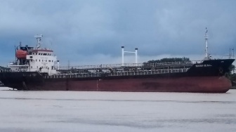 Kapal Tanker Pertamina Kencing di Pontianak: Skandal BBM Bersubsidi Kembali Gegerkan Pertamina!