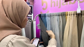 Tips Pilih Hijab Meleyot untuk Lebaran, Ini Rekomendasi 2 Bahan Terbaik!