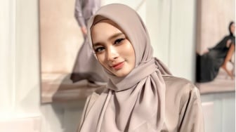 4 OOTD Hijab ala Inara Rusli, Inspirasi untuk Tampil Stylish saat Hangout