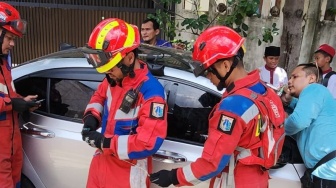 Petugas Gulkarmat Evakuasi Anak Balita Terkunci Dalam Mobil di Jakarta Utara