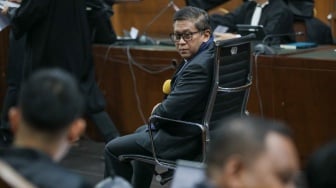 Potret Hasto Kristiyanto Jalani Sidang Perdana Kasus Suap