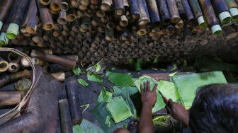 Pekerja menyelesaikan produksi lemang di kawasan Senen, Jakarta, Jumat (14/3/2025). [Suara.com/Alfian Winanto]
