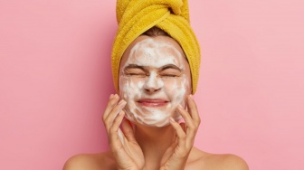 6 Tips Ampuh Pilih Facial Wash untuk Kulit Berminyak Bebas Kilap, Stop Salah Pilih!