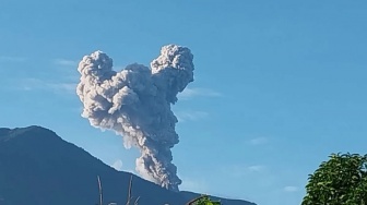 Gunung Marapi Erupsi, Semburkan Abu Vulkanik 800 Meter, Berdurasi 45 Detik